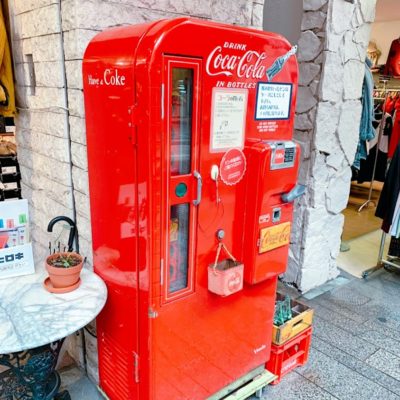 横浜元町のコーラ自販機