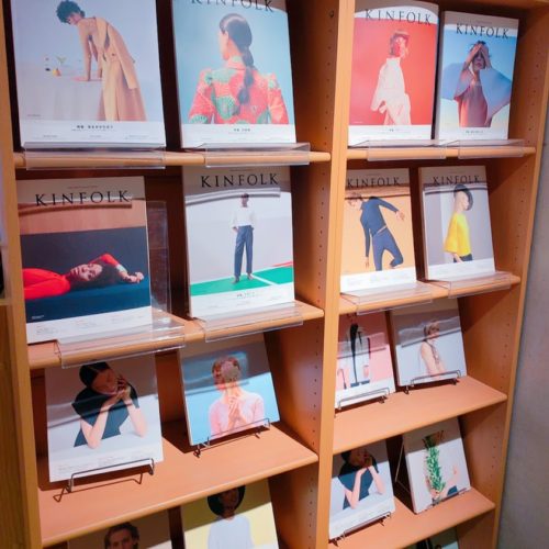 湘南台温泉らくの雑誌棚