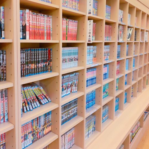 湘南台温泉らくの漫画棚